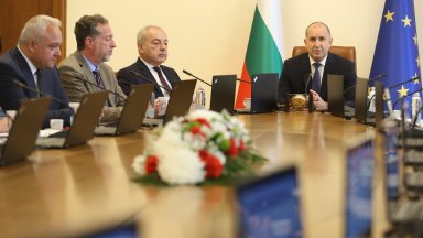Радев: Всички военни самолети на САЩ напуснаха в срок летището в София