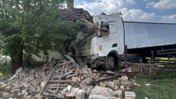 Камион помете мантинела и се заби в къща край Монтана
