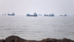 Кораб заседна в Ормузкия проток