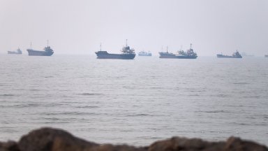 Кораб заседна в Ормузкия проток