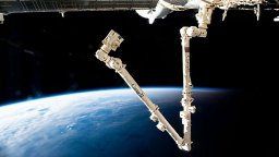 НАСА ремонтира роботизираната ръка на МКС за 7 часа в открития космос