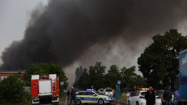 Батерии или флакони в боклука са вероятната причина за огромния пожар в "Екобулпак" (снимки)