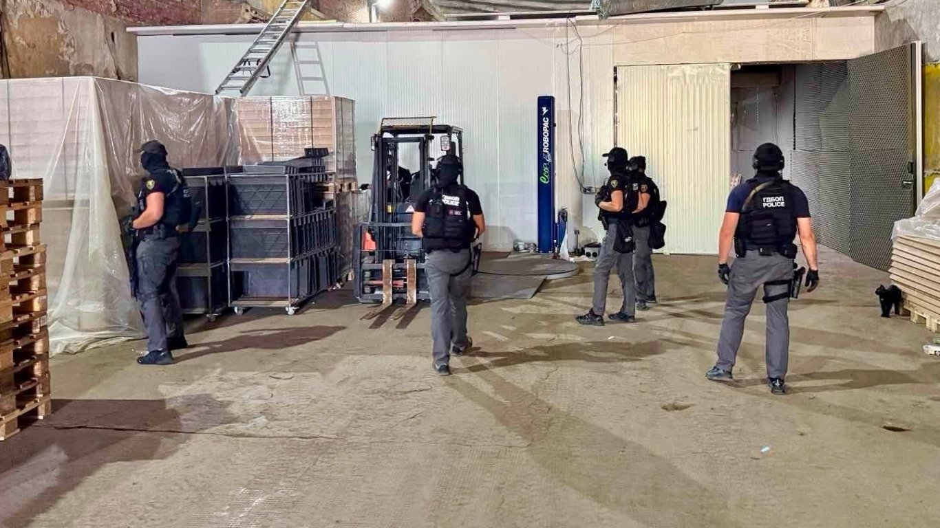 ГДБОП разкри нелегална фабрика за цигари, задържани са девет души