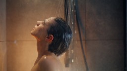 Душ сутрин или вечер - как изборът влияе на кожата, съня и енергията