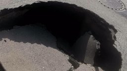 Огромна дупка зейна на столичен булевард (видео)