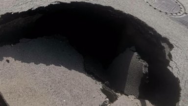 Огромна дупка зейна на столичен булевард (видео)