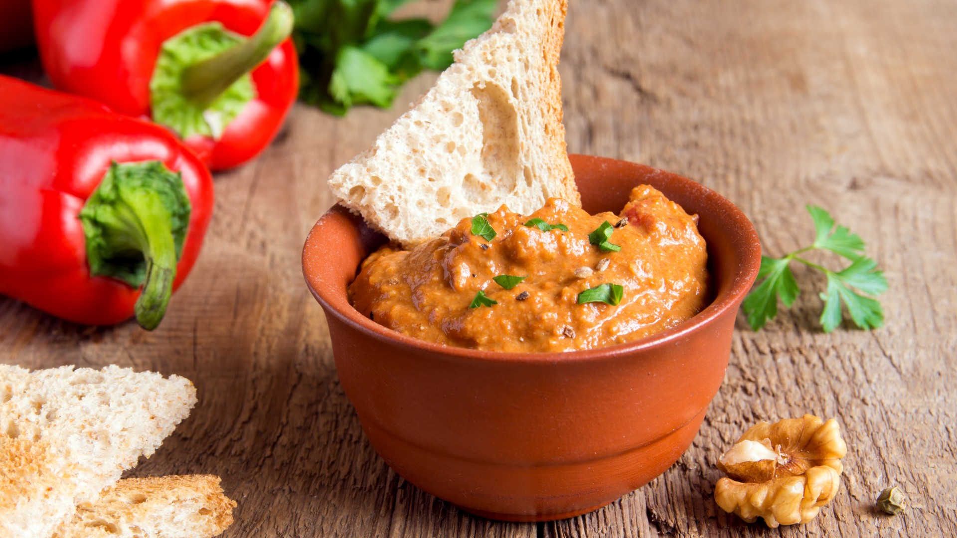 Разядка от печени червени чушки, бял боб и печени орехи