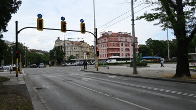 Монтират разделителен остров на Орлов мост