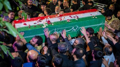Иран подготвя 6-дневно погребение на аятолах Хаменей с делегации от 30 държави (снимки)