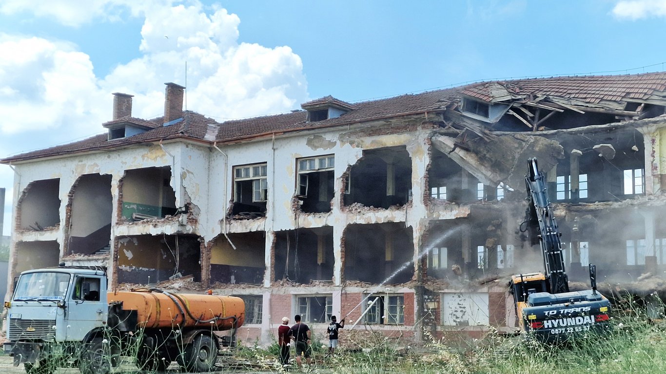 На 3 юли 2026 г в град Монтана започна събарянето