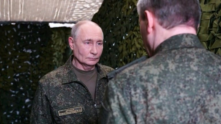 Путин посети команден пункт на въоръжените сили в Северния военен окръг (снимки)