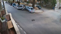 Млад шофьор се вряза в три паркирани автомобила в Асеновград (видео)