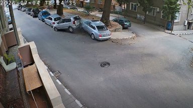 Млад шофьор се вряза в три паркирани автомобила в Асеновград (видео)