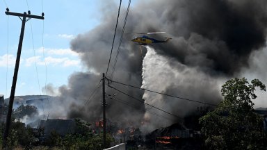 160 пожарникари, 52 пожарни коли и самолети овладяха пожара в предградие на Солун (снимки)
