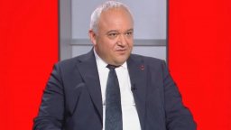 Демерджиев: Атанасова забрави да поясни, че е ползвала и дипломатическия, и личния си паспорт