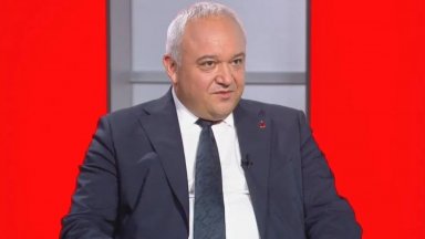 Демерджиев: Атанасова забрави да поясни, че е ползвала и дипломатическия, и личния си паспорт
