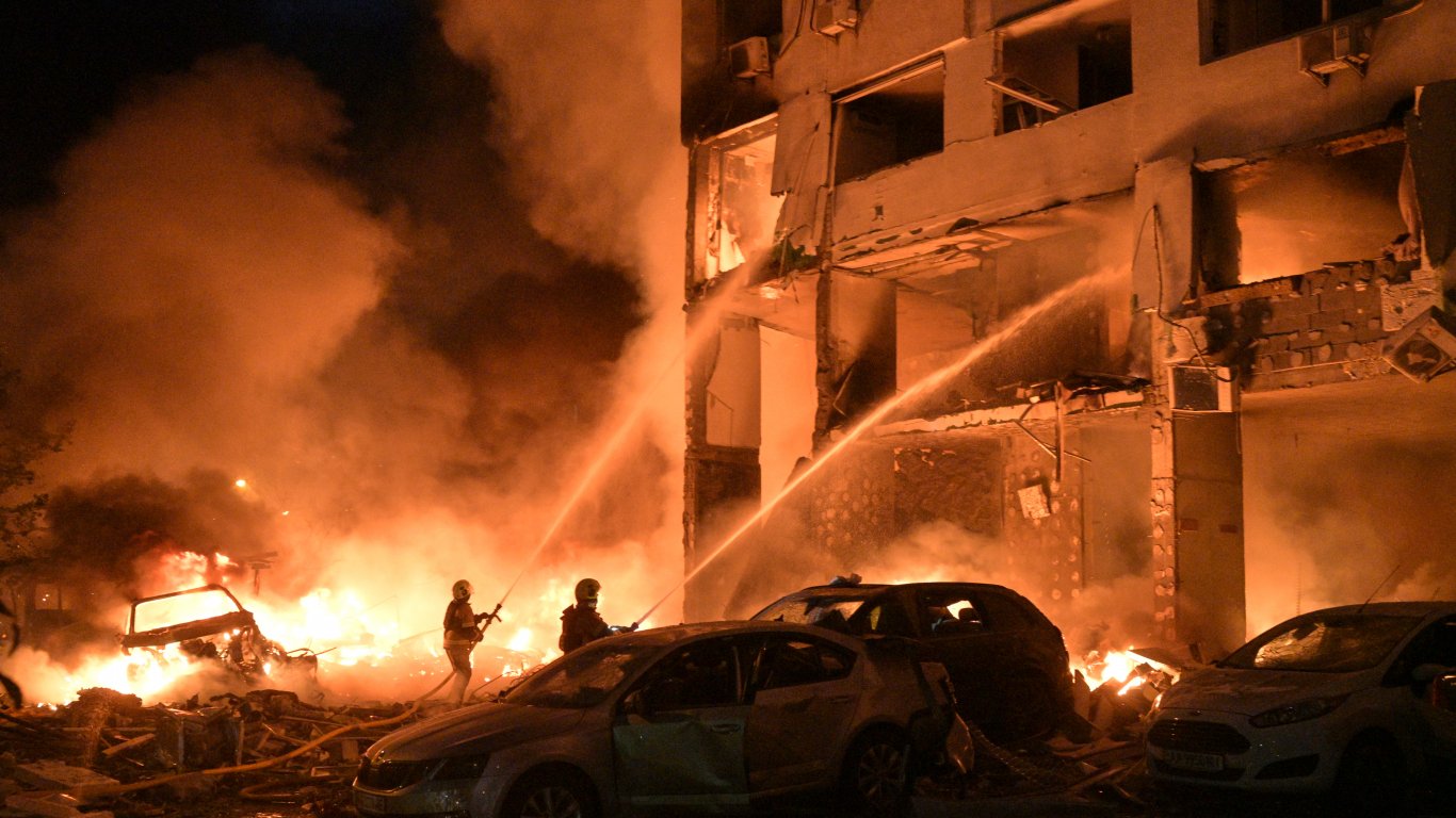 Киев подложен на въздушни удари: Съобщава се за жертви