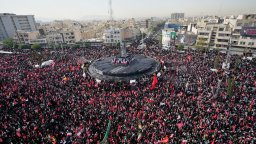 Потегли траурната процесия в памет на Хаменей (снимки)