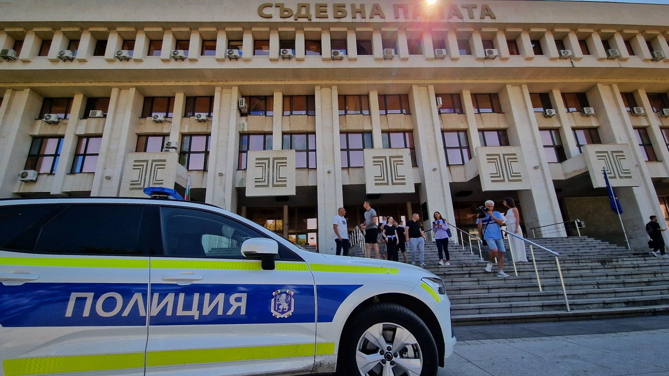 Масови сигнали за взривни устройства блокираха институции в страната, отложиха съдебен процес