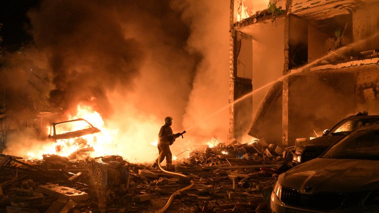 Москва съобщи, че е ударила военни заводи в Украйна, Киев обяви за 14 жертви (снимки)
