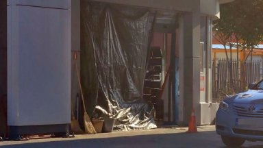 Автомобил се вряза в бензиностанция в Русе (видео)
