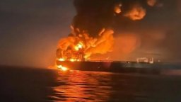 Петролен танкер гори край Оман след удар със снаряд