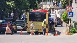 Автобус на градския транспорт блъсна и уби жена на пешеходна пътека във Велико Търново