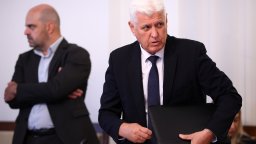 Военният министър: Американският самолет е тук, за да прибере оборудването на цистерните