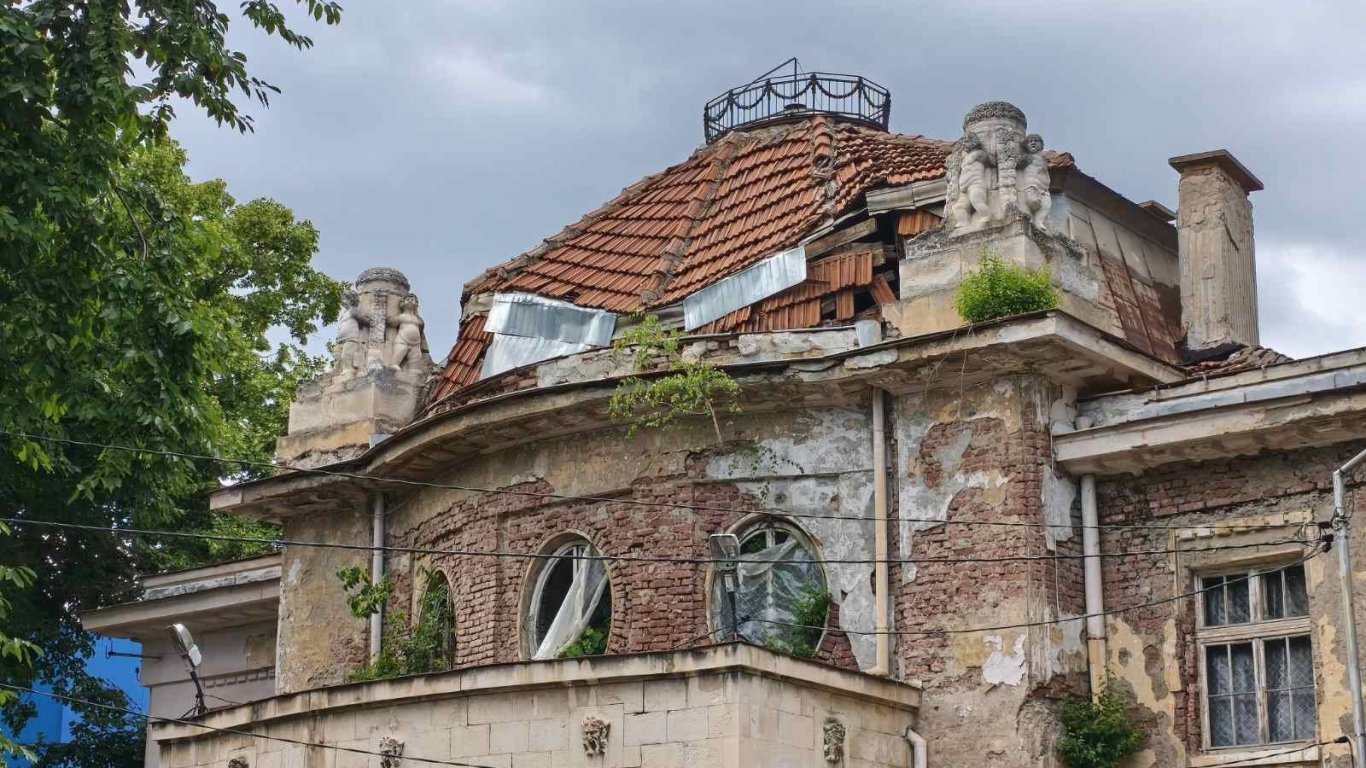 Срутване на купол в историческата минерална баня в Горна Баня