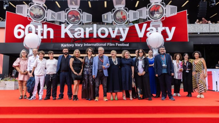 "Черни пари за бели нощи" бе представен премиерно на 60-ия Международен филмов фестивал в Карлови Вари