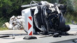 Лекари се борят за живота на 7-годишно дете след челния удар с 3 жертви на АМ "Хемус"