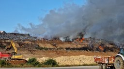 Регионално сметище пламна край старозагорско село (снимки)