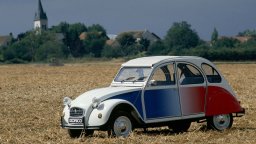 Преди 40 години Citroen пусна 2 CV Cocorico с уникален трицветен дизайн