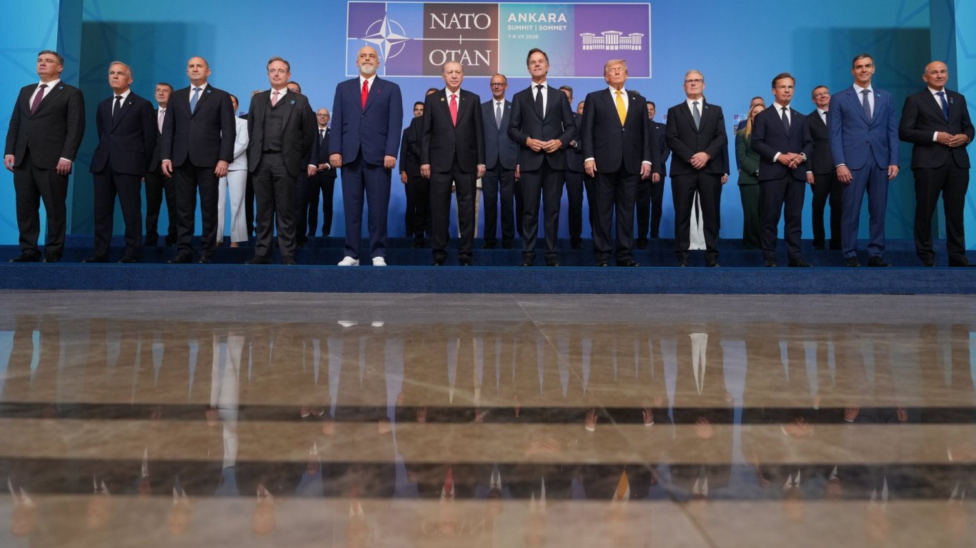 Турският президент подари пистолети на лидери от НАТО в Анкара