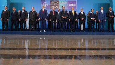 Турският президент е подарил пистолет на всеки от лидерите на срещата на НАТО в Анкара