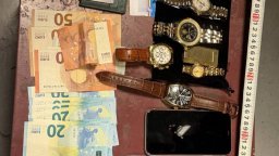 Злато, часовници, пари и боен пистолет: Разкриха крупен обир в Белащица (снимки)