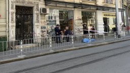 Полиция отцепи района около Съдебната палата в София заради мъртъв човек (снимки)