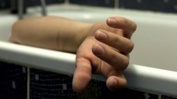 Откриха чешка туристка със забита ножица в гърдите в хотелска стая в "Дюни"