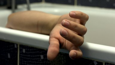 Откриха чешка туристка със забита ножица в гърдите в хотелска стая в "Дюни"