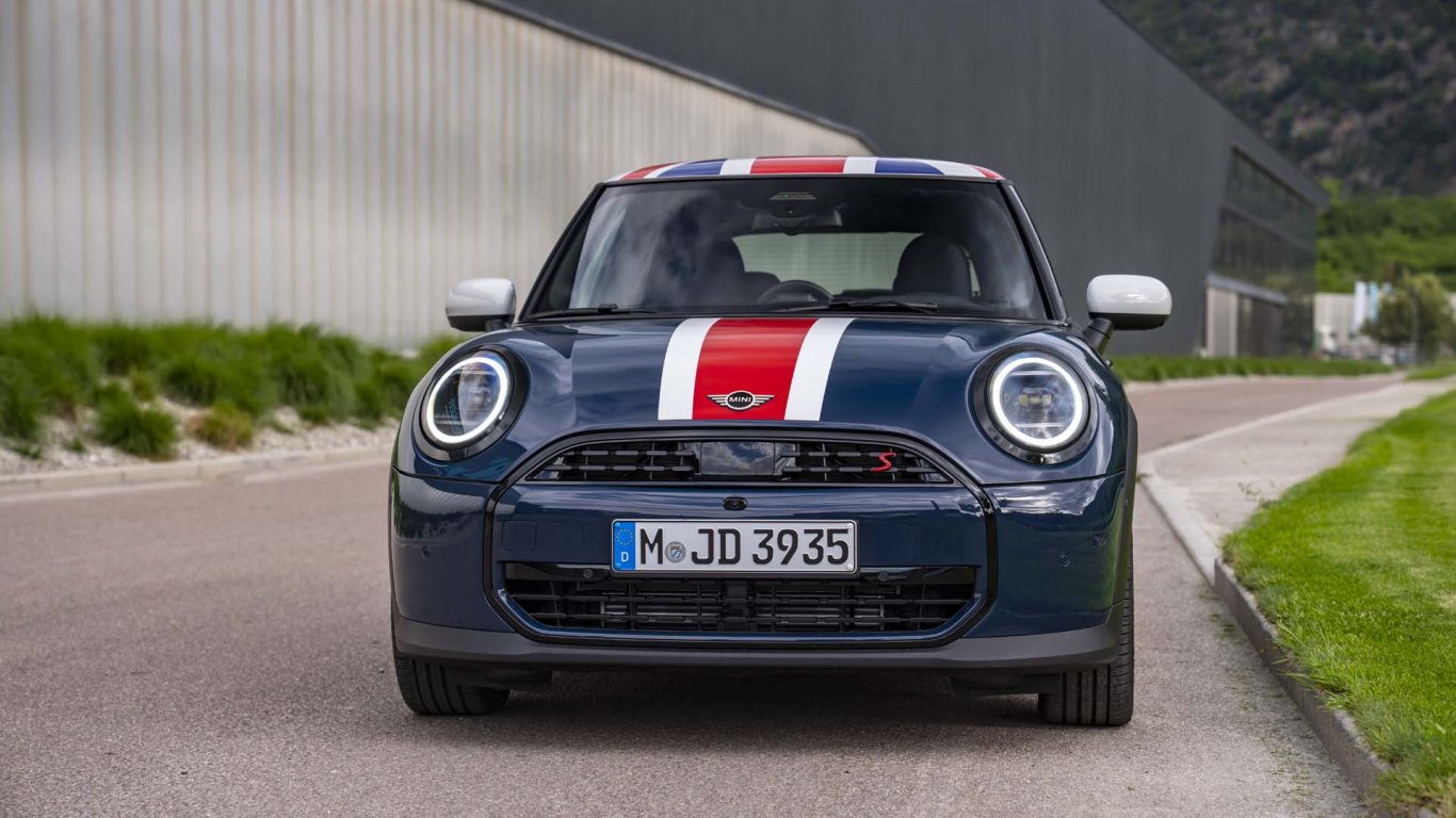 MINI Cooper Отбелязва 25 Години от Производството на Модерния Модел в Оксфорд със Специално Издание