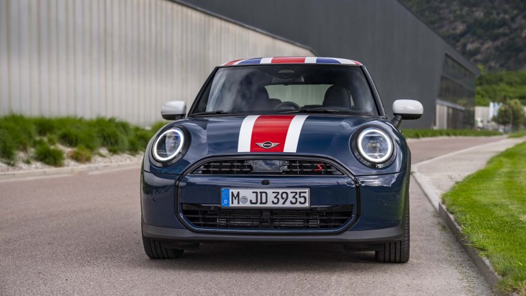 MINI Cooper отдава почит към родината на марката с Oxford Edition