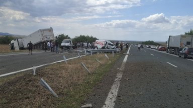 Тир скъса мантинелите на "Тракия" и помете две коли в насрещното (снимки)