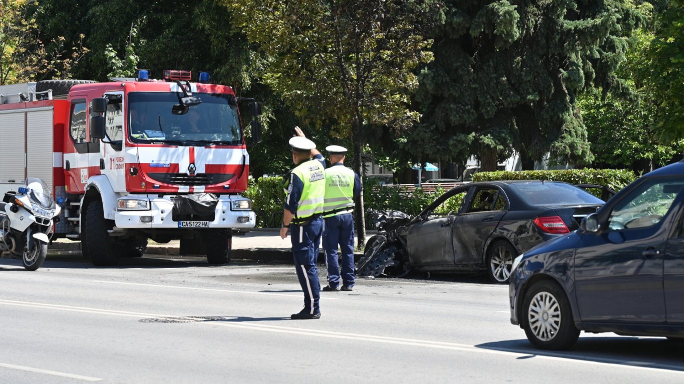 Лек автомобил се е запалил рано тази сутрин на 11