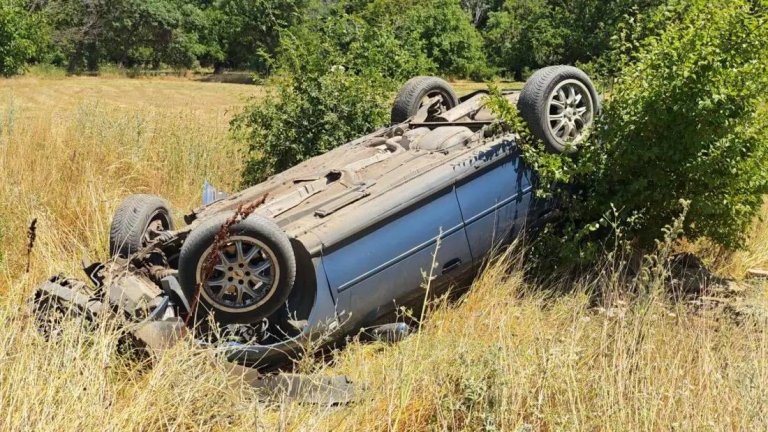 Камера вся ужас у водач и той преобърна колата си по таван