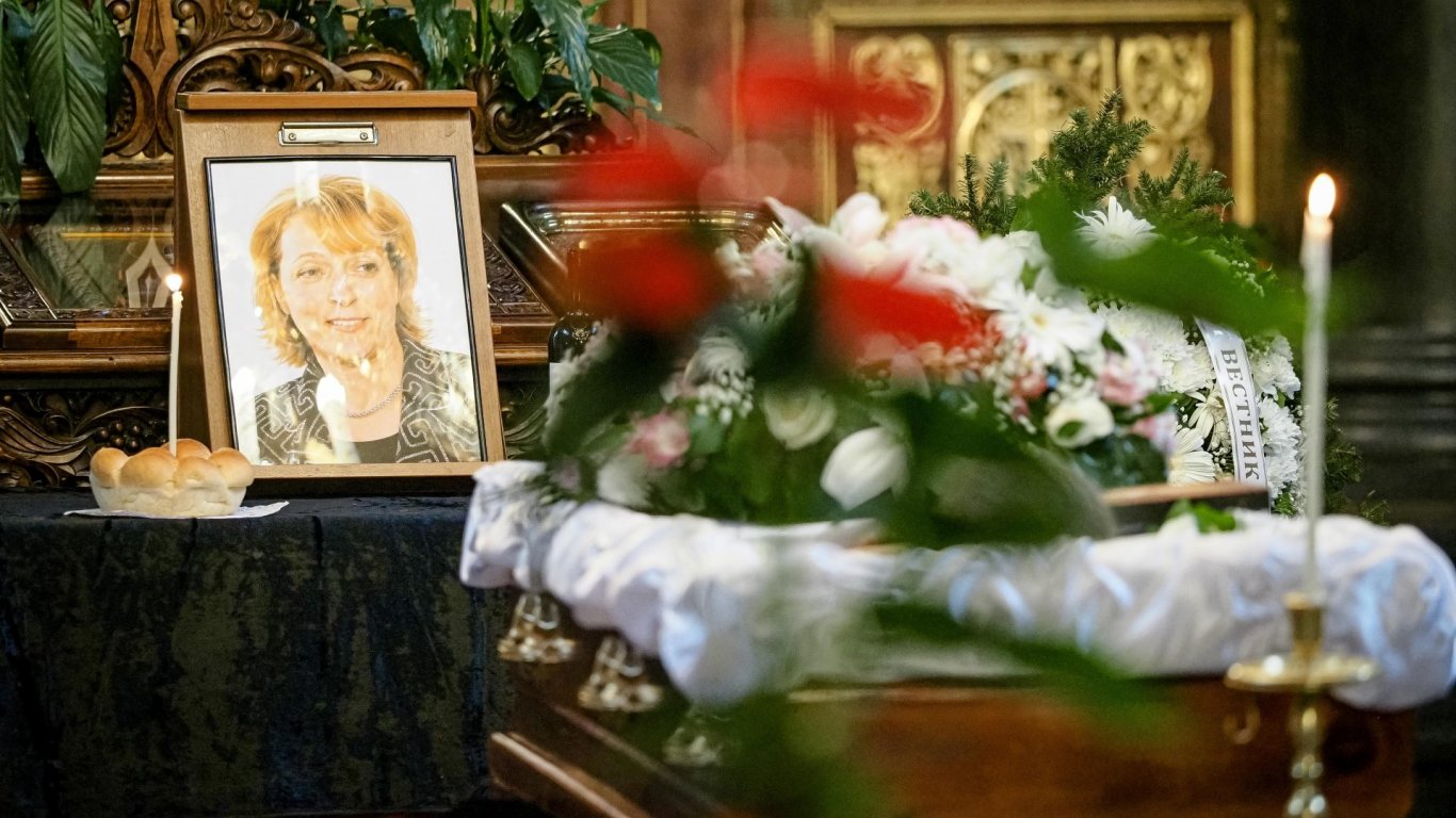 Стотици се сбогуваха с поетесата Надежда Захариева в София