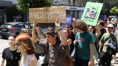 Студентите от НАТФИЗ на протест с искане за смяна на ректора (снимки/видео)