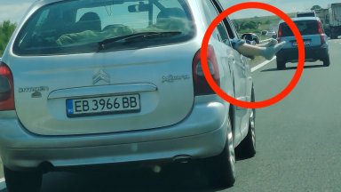Шофьор вози дете с крака извън прозореца по АМ "Тракия" със 130 км/ч (снимки)
