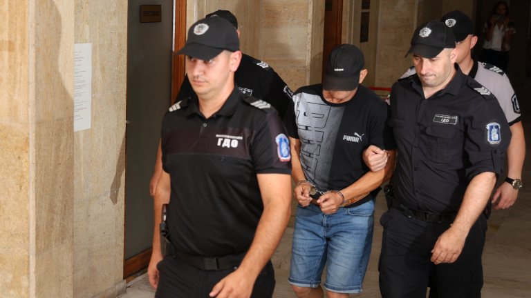 Тираджията, помел 2 коли на "Тракия": Гумата гръмна, камионът стана неуправляем (снимки)