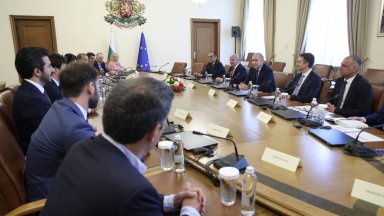 Премиерът Радев се срещна с делегация на футболния Барселона