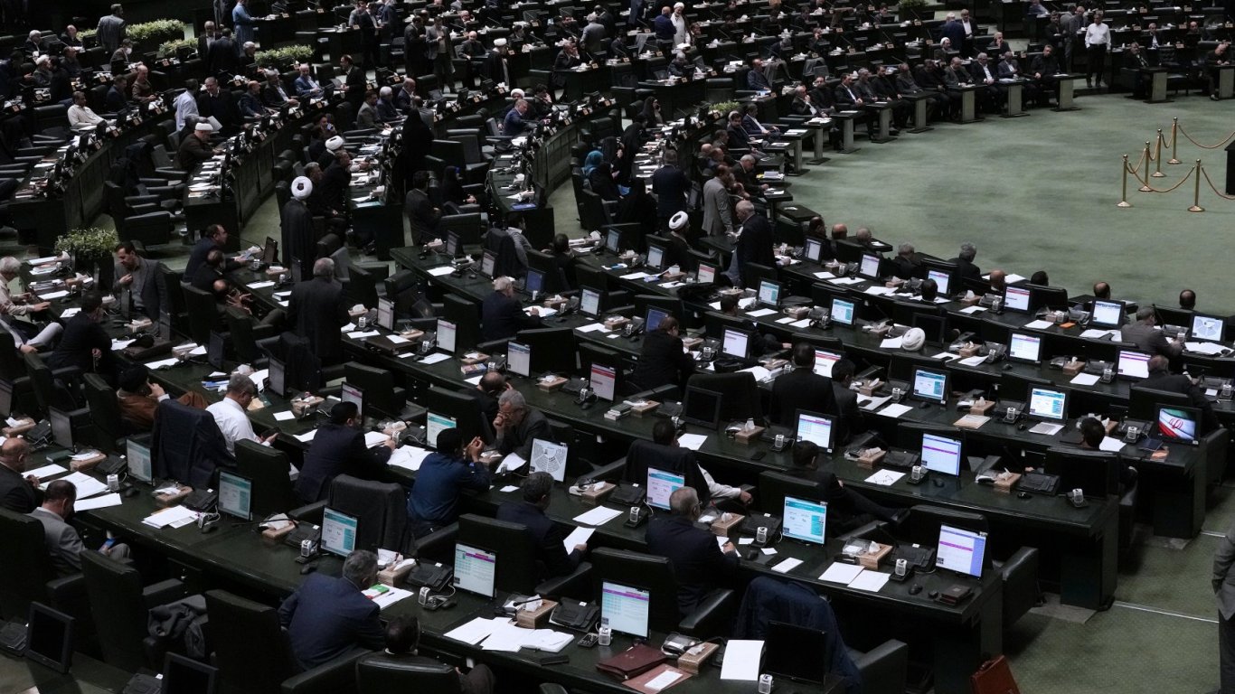 В Техеран иранският парламент започна разглеждане на законопроект насочен към